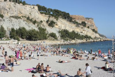 La plage de Cassis, le Chateau et en fond: le Cap Canaille.