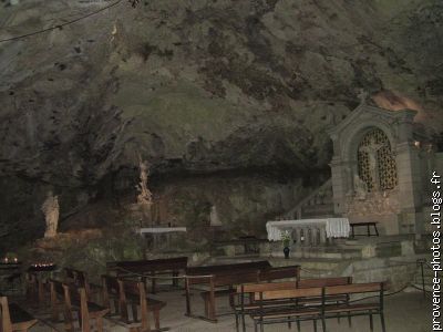 L' interieur de la grotte Sainte Marie-Madeleine.