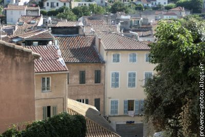 Aubagne, les toits de la vieille ville et les facades colorees.