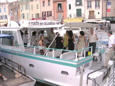 Visite des calanques, depart des bateaux sur le quai de Cassis.