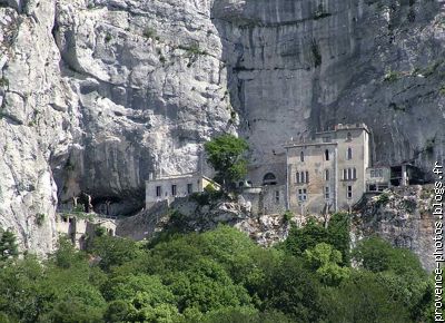 La Sainte Baume,  l'entree de la grotte et le monastere.